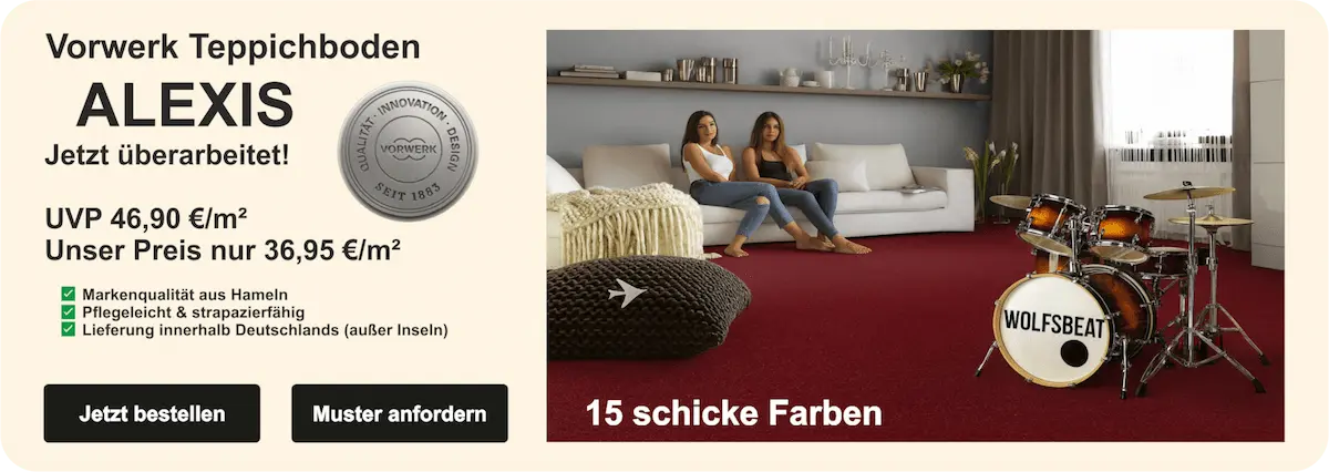 alt="Vorwerk Teppichboden Alexis in tiefem Burgunderrot – moderne Wohnszene mit Stadtblick, stilvoller Bodenbelag in Markenqualität"